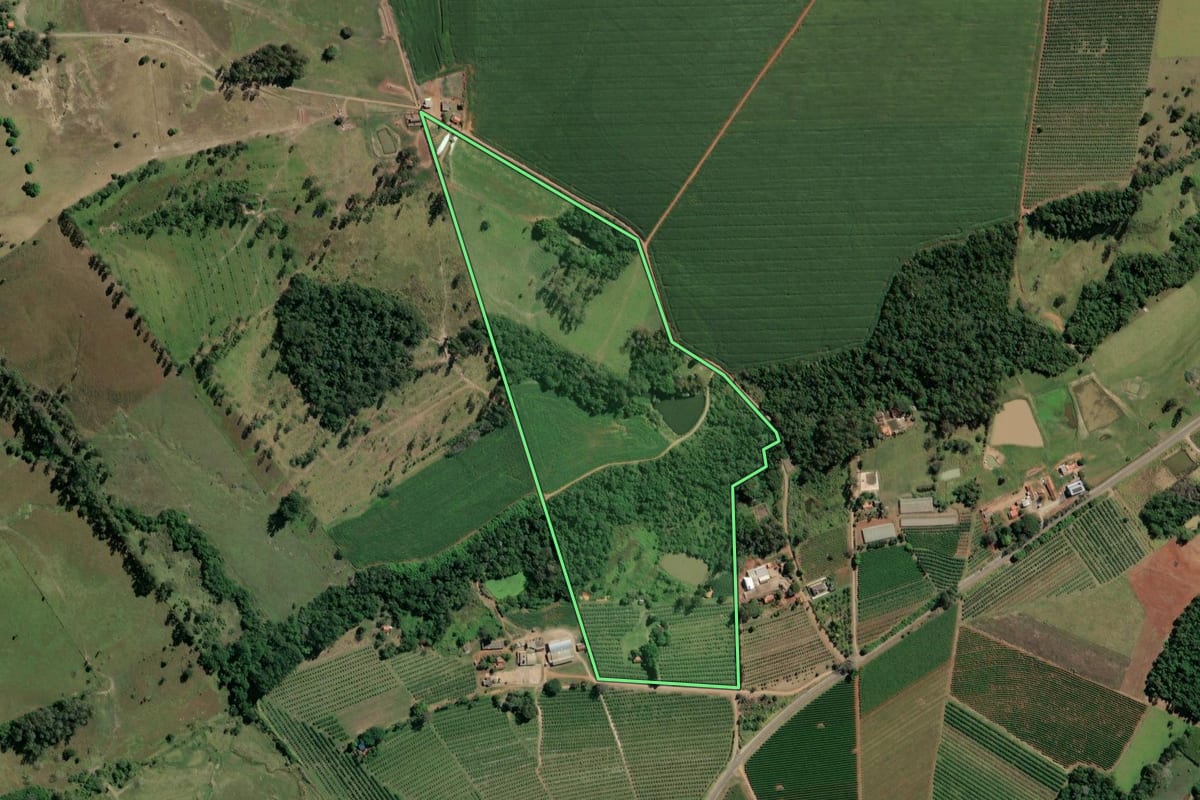 Imagem de satélite do imóvel rural em Carlópolis (PR), com o contorno declarado no CAR desenhado por cima.