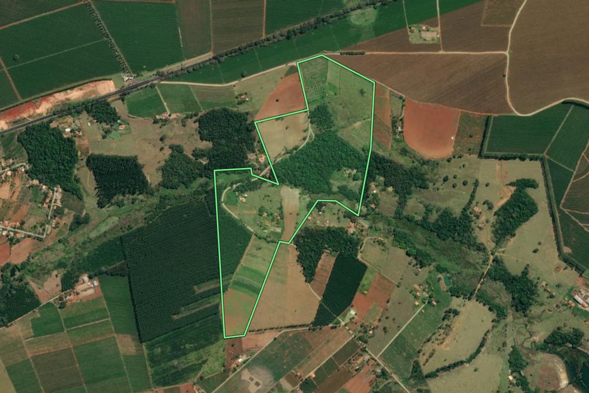 Imagem de satélite do imóvel rural em Carlópolis (PR), com o contorno declarado no CAR desenhado por cima.