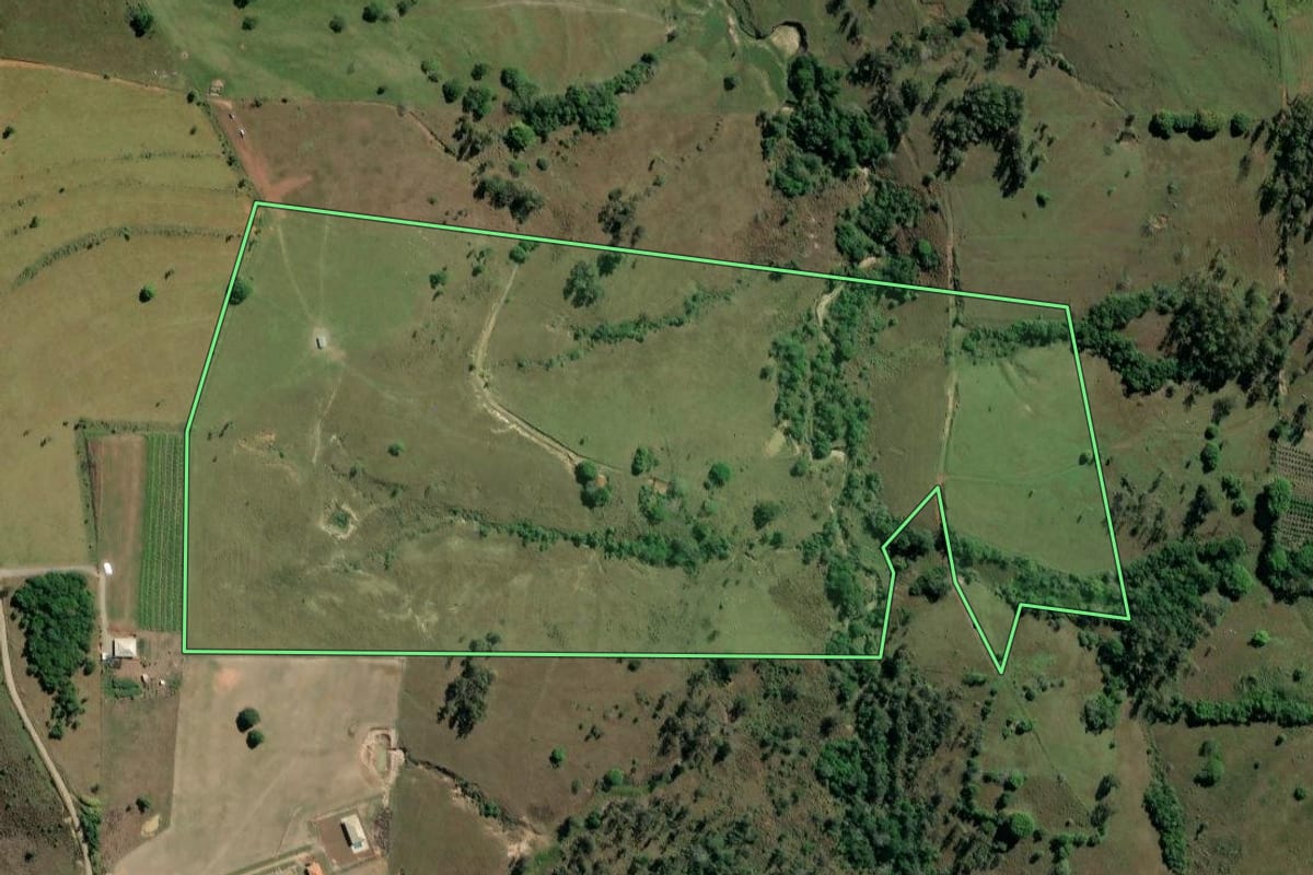 Imagem de satélite do imóvel rural em Carlópolis (PR), com o contorno declarado no CAR desenhado por cima.