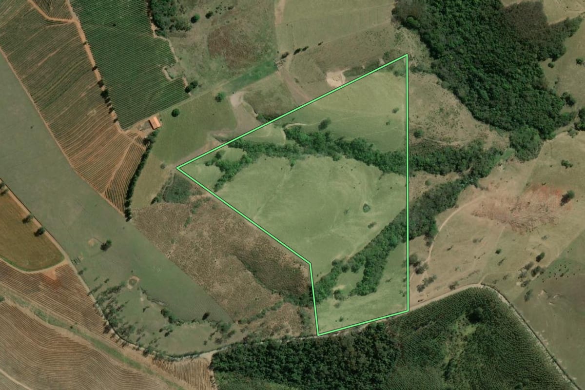 Imagem de satélite do imóvel rural em Carlópolis (PR), com o contorno declarado no CAR desenhado por cima.
