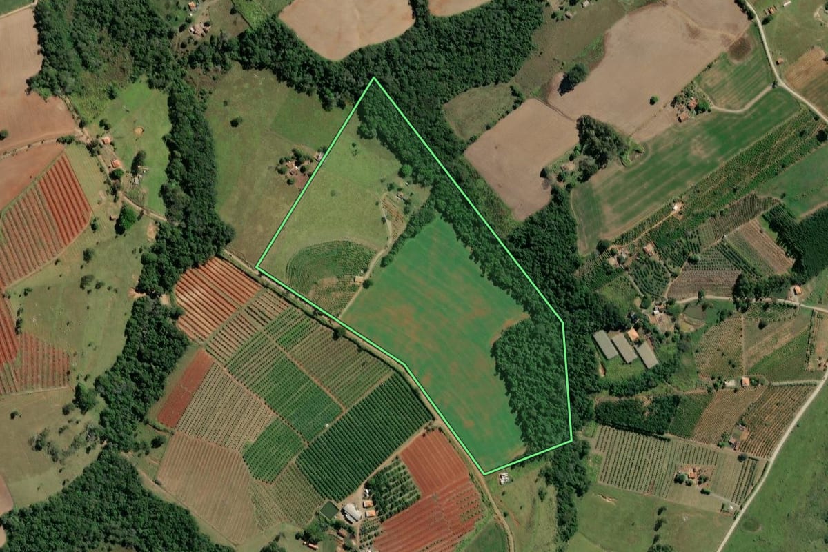 Imagem de satélite do imóvel rural em Carlópolis (PR), com o contorno declarado no CAR desenhado por cima.