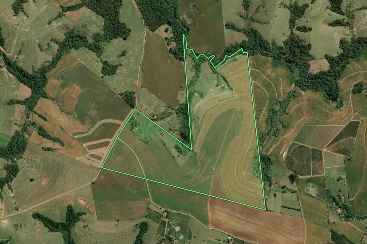 Imagem de satélite do imóvel rural em Carlópolis (PR), com o contorno declarado no CAR desenhado por cima.
