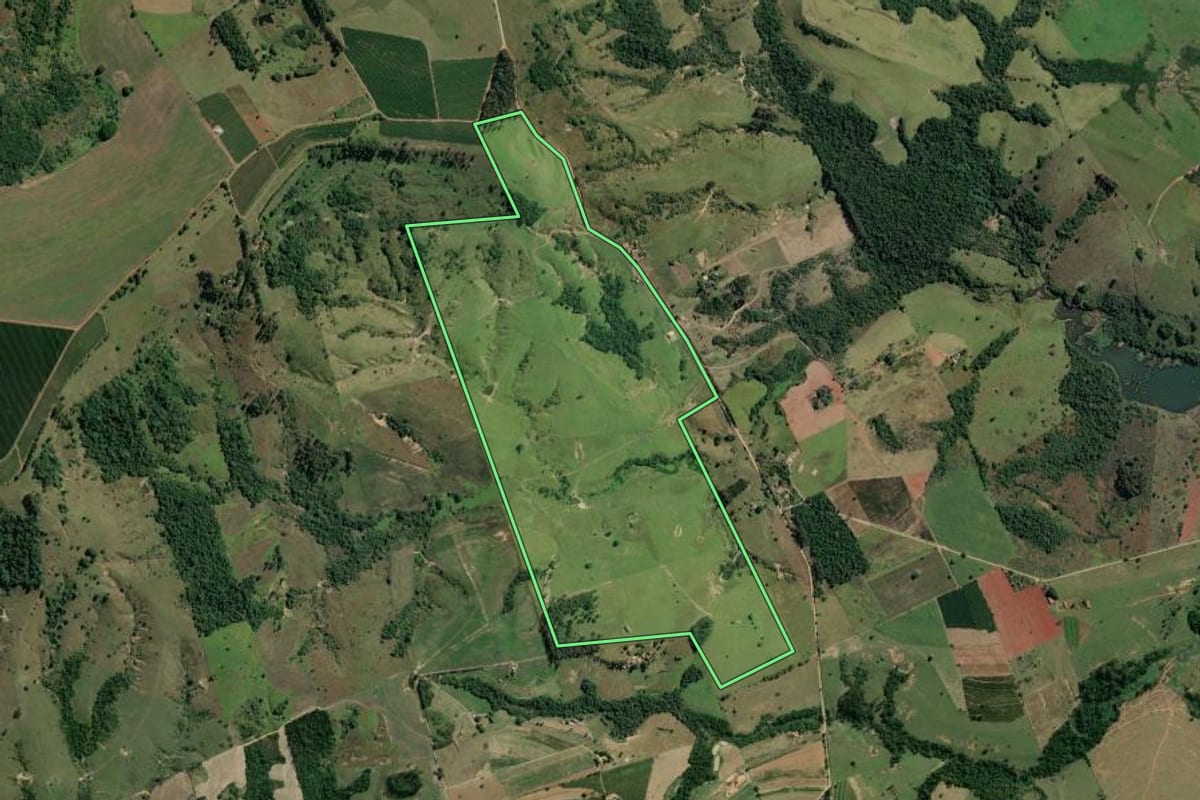 Imagem de satélite do imóvel rural em Carlópolis (PR), com o contorno declarado no CAR desenhado por cima.