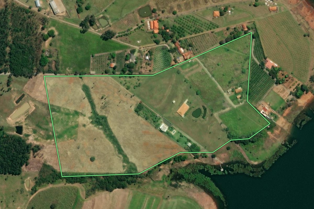 Imagem de satélite do imóvel rural em Carlópolis (PR), com o contorno declarado no CAR desenhado por cima.