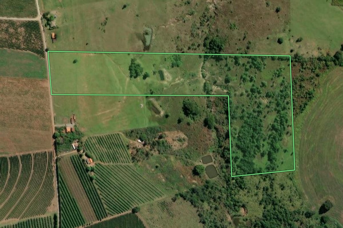 Imagem de satélite do imóvel rural em Carlópolis (PR), com o contorno declarado no CAR desenhado por cima.