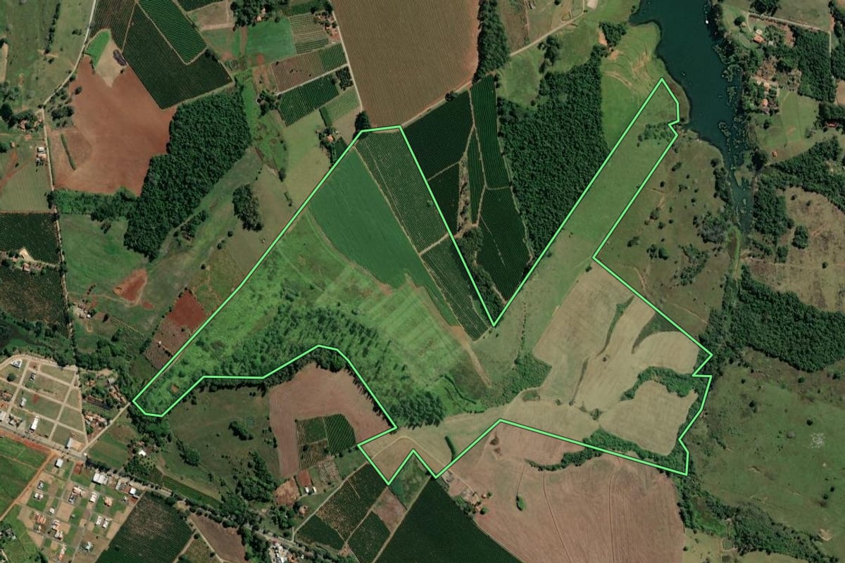 Imagem de satélite do imóvel rural em Carlópolis (PR), com o contorno declarado no CAR desenhado por cima.