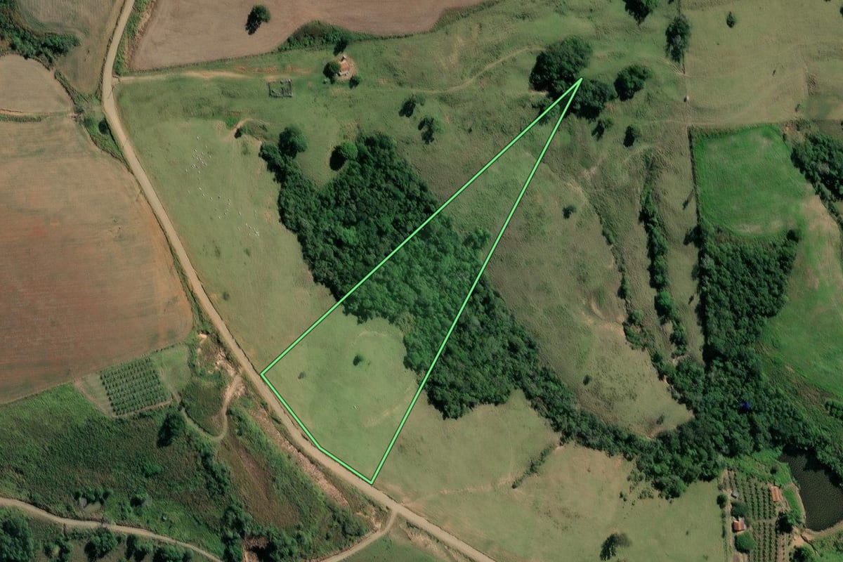 Imagem de satélite do imóvel rural em Carlópolis (PR), com o contorno declarado no CAR desenhado por cima.