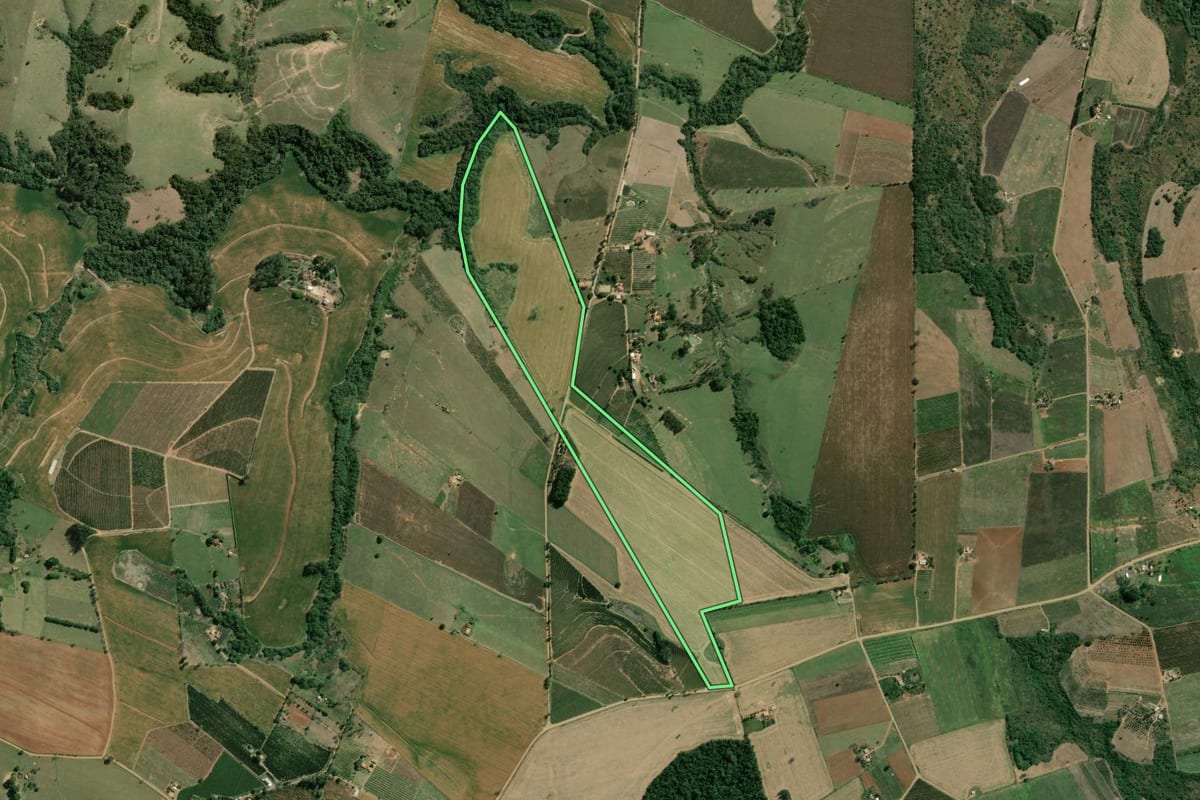 Imagem de satélite do imóvel rural em Carlópolis (PR), com o contorno declarado no CAR desenhado por cima.