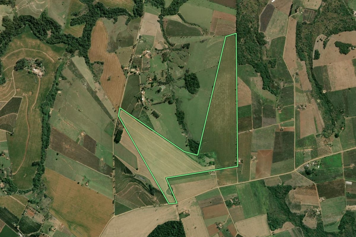 Imagem de satélite do imóvel rural em Carlópolis (PR), com o contorno declarado no CAR desenhado por cima.