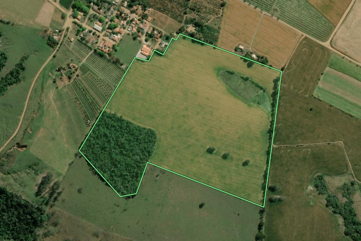 Imagem de satélite do imóvel rural em Carlópolis (PR), com o contorno declarado no CAR desenhado por cima.
