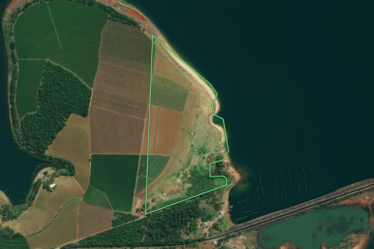 Imagem de satélite do imóvel rural em Carlópolis (PR), com o contorno declarado no CAR desenhado por cima.