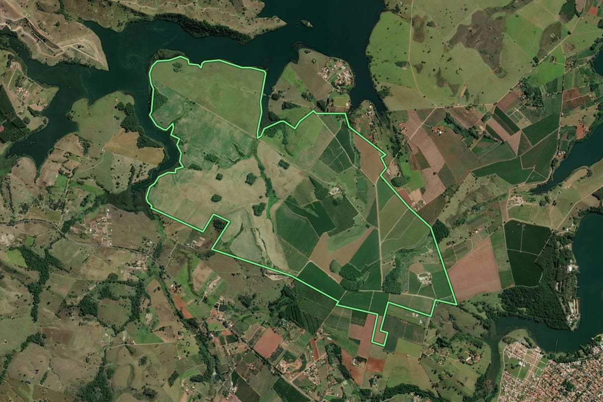 Imagem de satélite do imóvel rural em Carlópolis (PR), com o contorno declarado no CAR desenhado por cima.