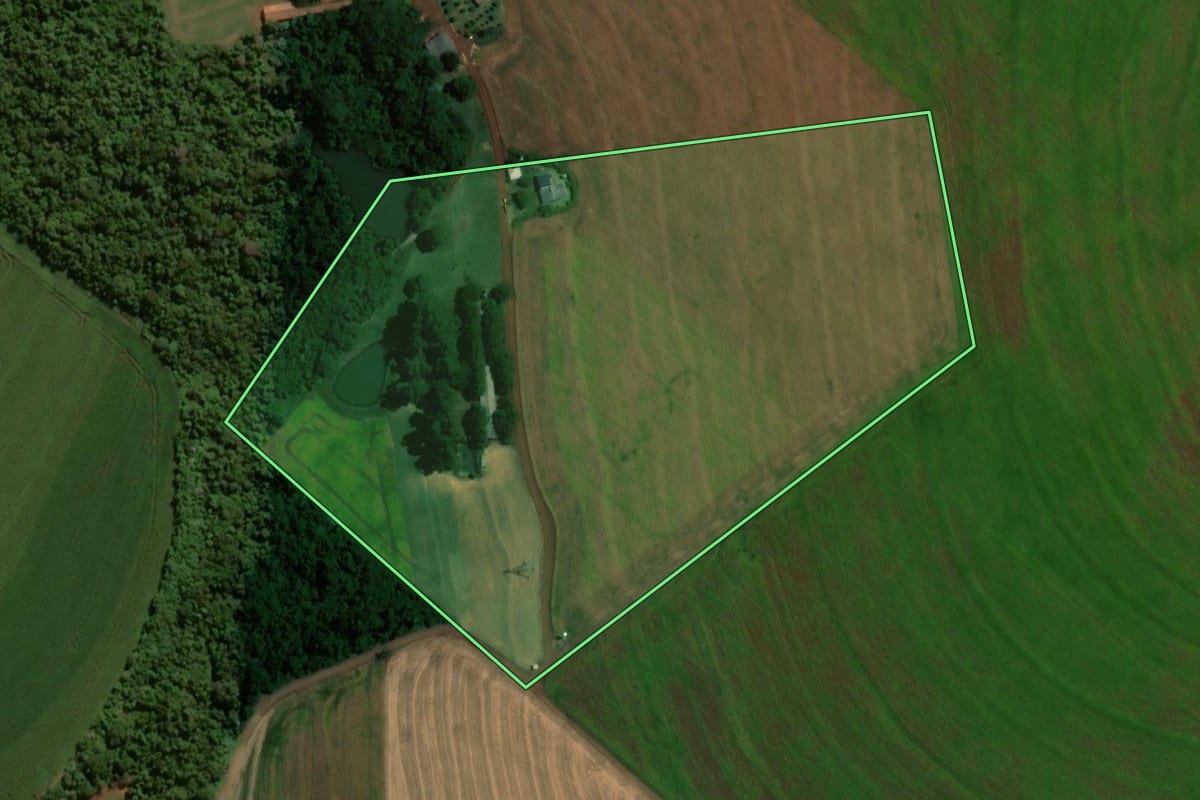 Imagem de satélite do imóvel rural em Cascavel (PR), com o contorno declarado no CAR desenhado por cima.