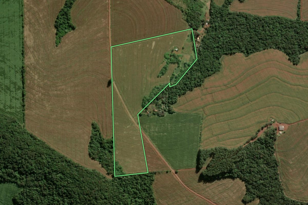 Imagem de satélite do imóvel rural em Cascavel (PR), com o contorno declarado no CAR desenhado por cima.