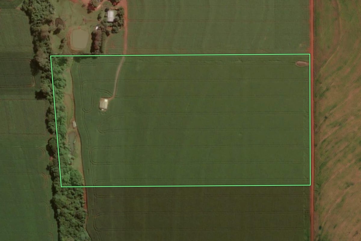 Imagem de satélite do imóvel rural em Cascavel (PR), com o contorno declarado no CAR desenhado por cima.
