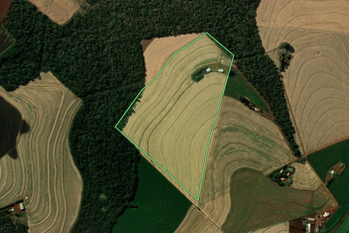 Imagem de satélite do imóvel rural em Cascavel (PR), com o contorno declarado no CAR desenhado por cima.