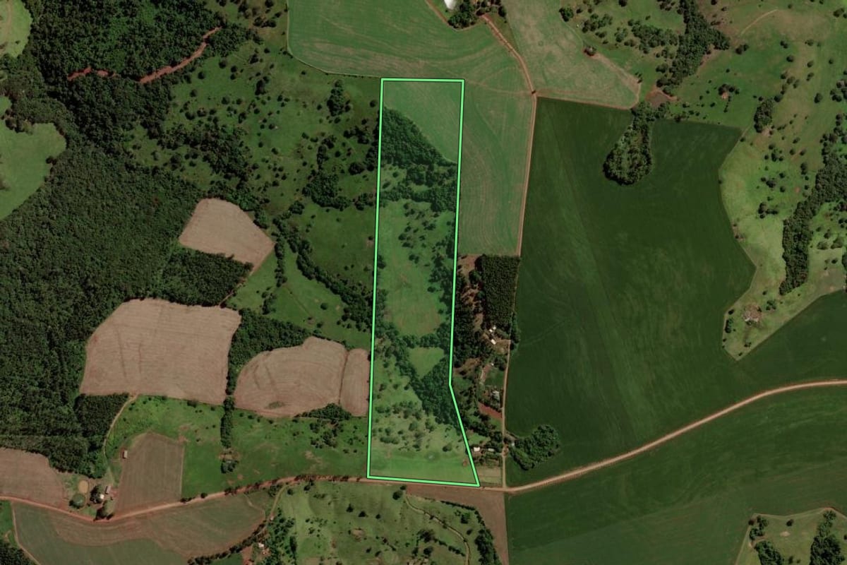 Imagem de satélite do imóvel rural em Cascavel (PR), com o contorno declarado no CAR desenhado por cima.
