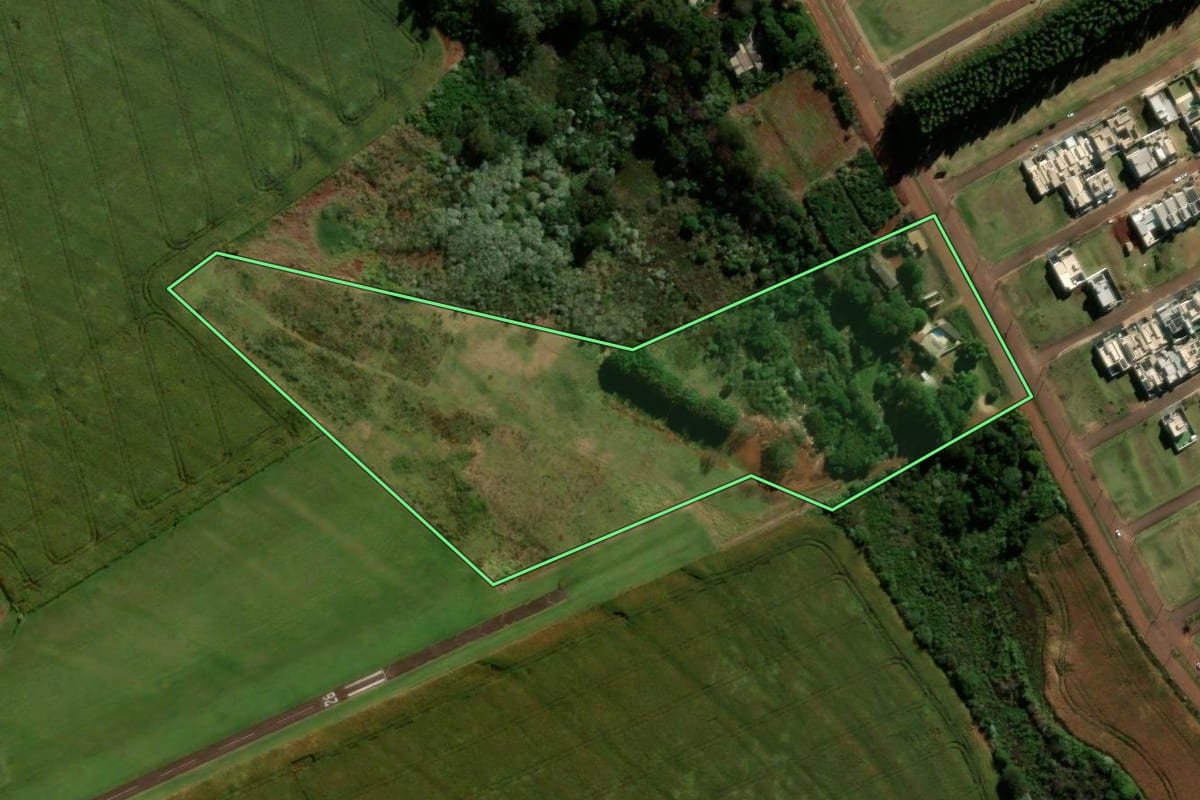 Imagem de satélite do imóvel rural em Cascavel (PR), com o contorno declarado no CAR desenhado por cima.