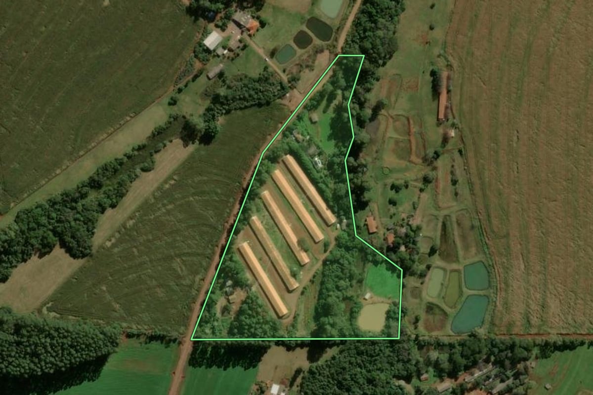 Imagem de satélite do imóvel rural em Cascavel (PR), com o contorno declarado no CAR desenhado por cima.