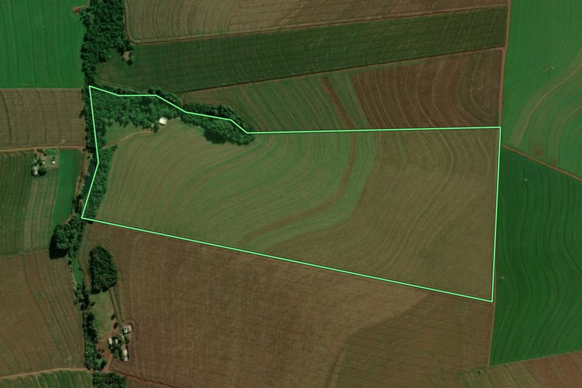 Imagem de satélite do imóvel rural em Cascavel (PR), com o contorno declarado no CAR desenhado por cima.