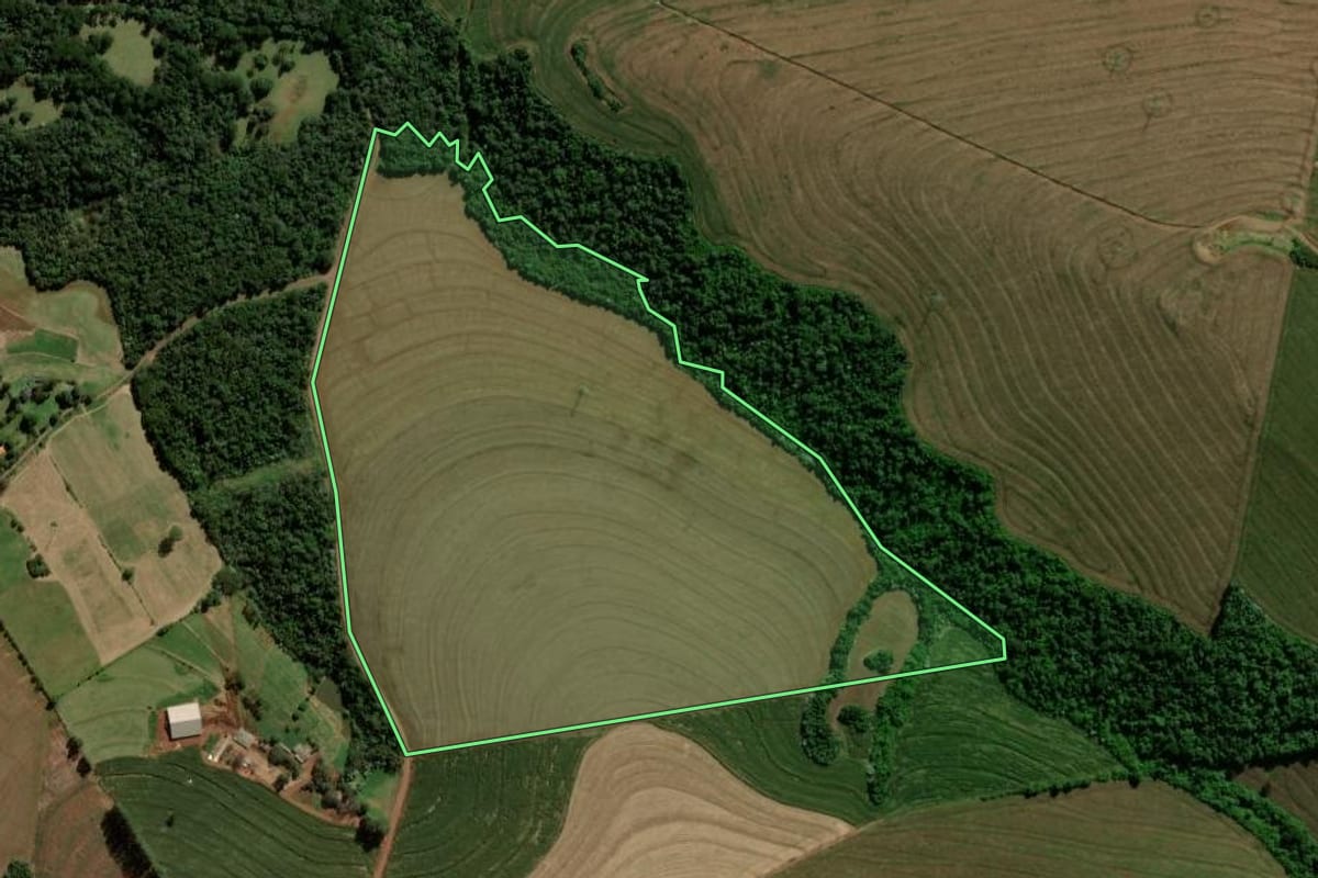 Imagem de satélite do imóvel rural em Cascavel (PR), com o contorno declarado no CAR desenhado por cima.