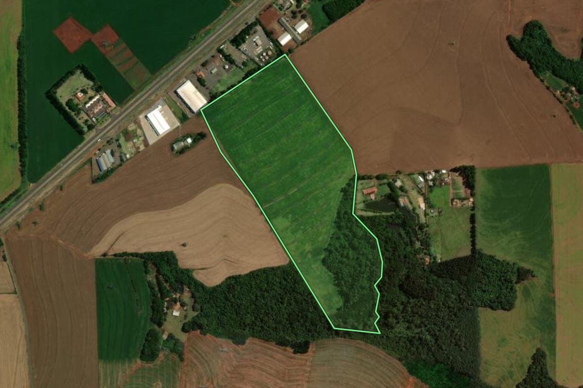 Imagem de satélite do imóvel rural em Cascavel (PR), com o contorno declarado no CAR desenhado por cima.