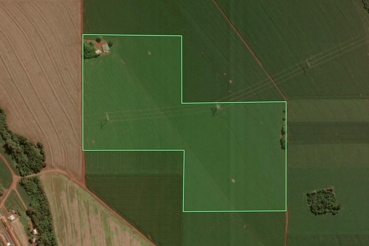 Imagem de satélite do imóvel rural em Cascavel (PR), com o contorno declarado no CAR desenhado por cima.