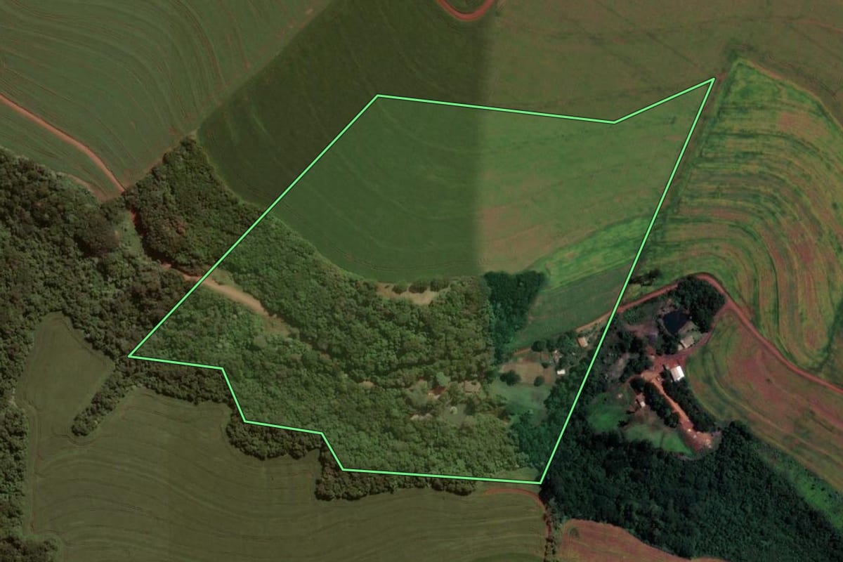 Imagem de satélite do imóvel rural em Cascavel (PR), com o contorno declarado no CAR desenhado por cima.