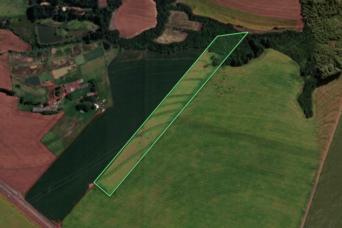 Imagem de satélite do imóvel rural em Cascavel (PR), com o contorno declarado no CAR desenhado por cima.