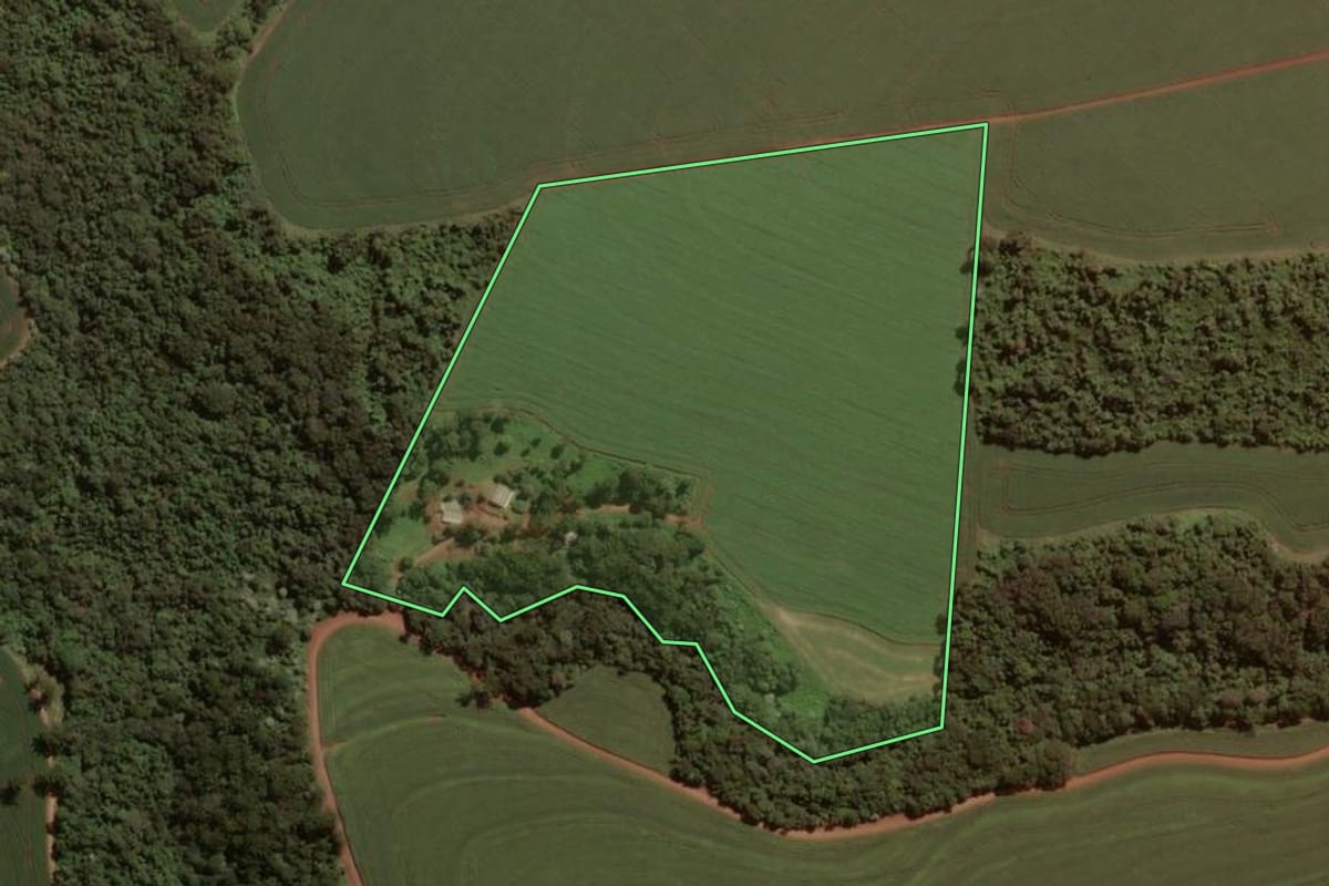 Imagem de satélite do imóvel rural em Cascavel (PR), com o contorno declarado no CAR desenhado por cima.