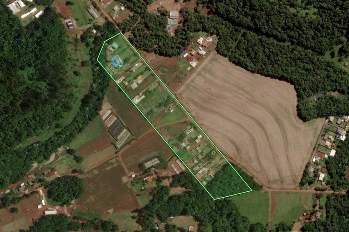 Imagem de satélite do imóvel rural em Cascavel (PR), com o contorno declarado no CAR desenhado por cima.