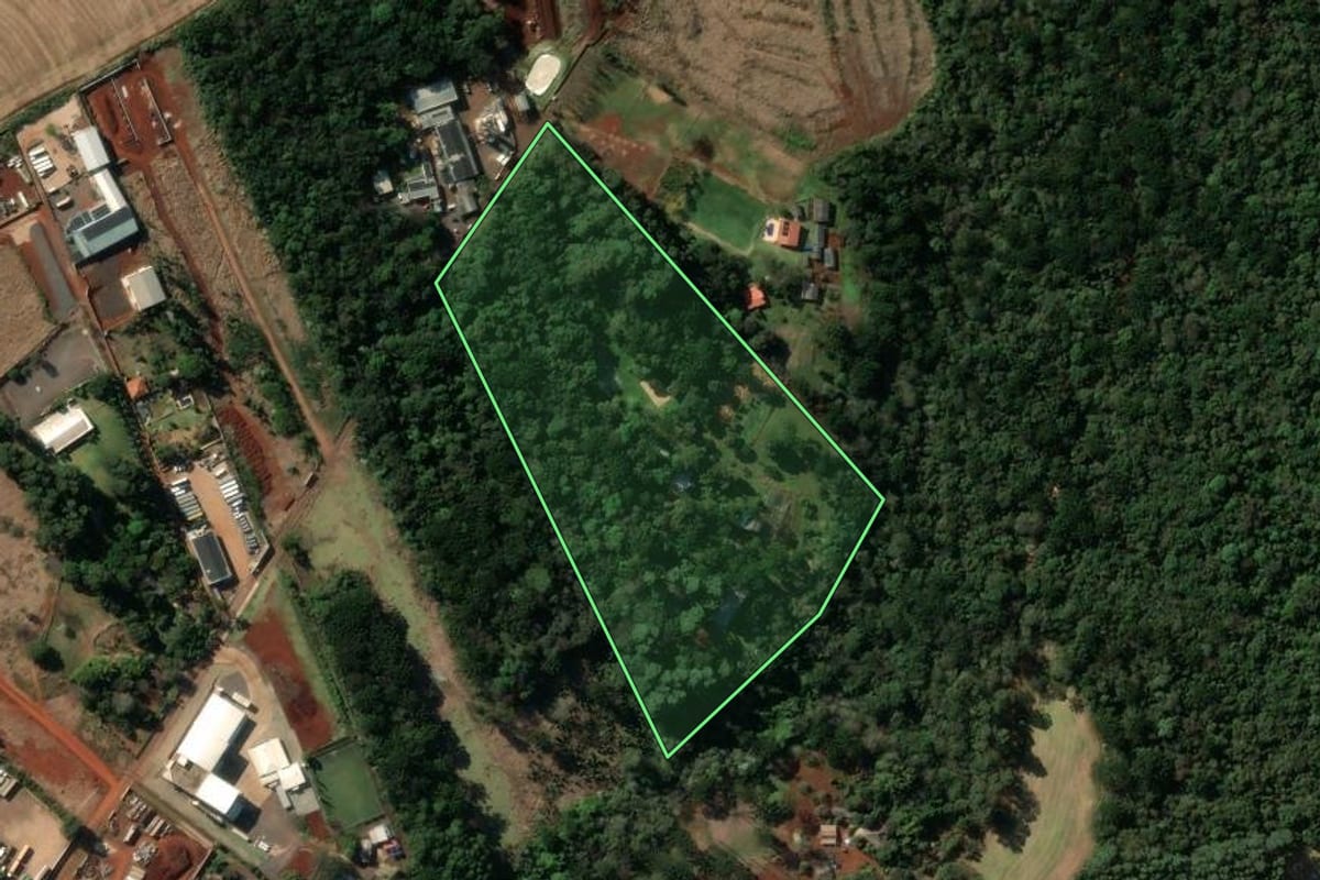 Imagem de satélite do imóvel rural em Cascavel (PR), com o contorno declarado no CAR desenhado por cima.