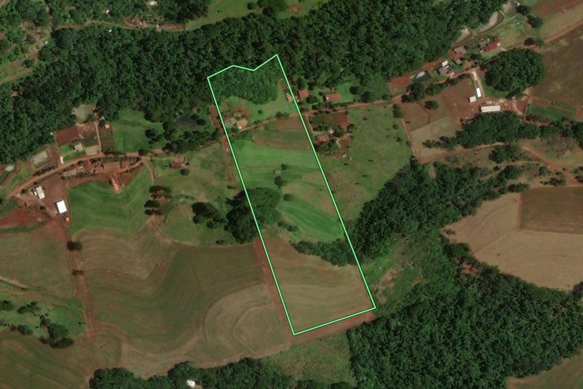 Imagem de satélite do imóvel rural em Cascavel (PR), com o contorno declarado no CAR desenhado por cima.