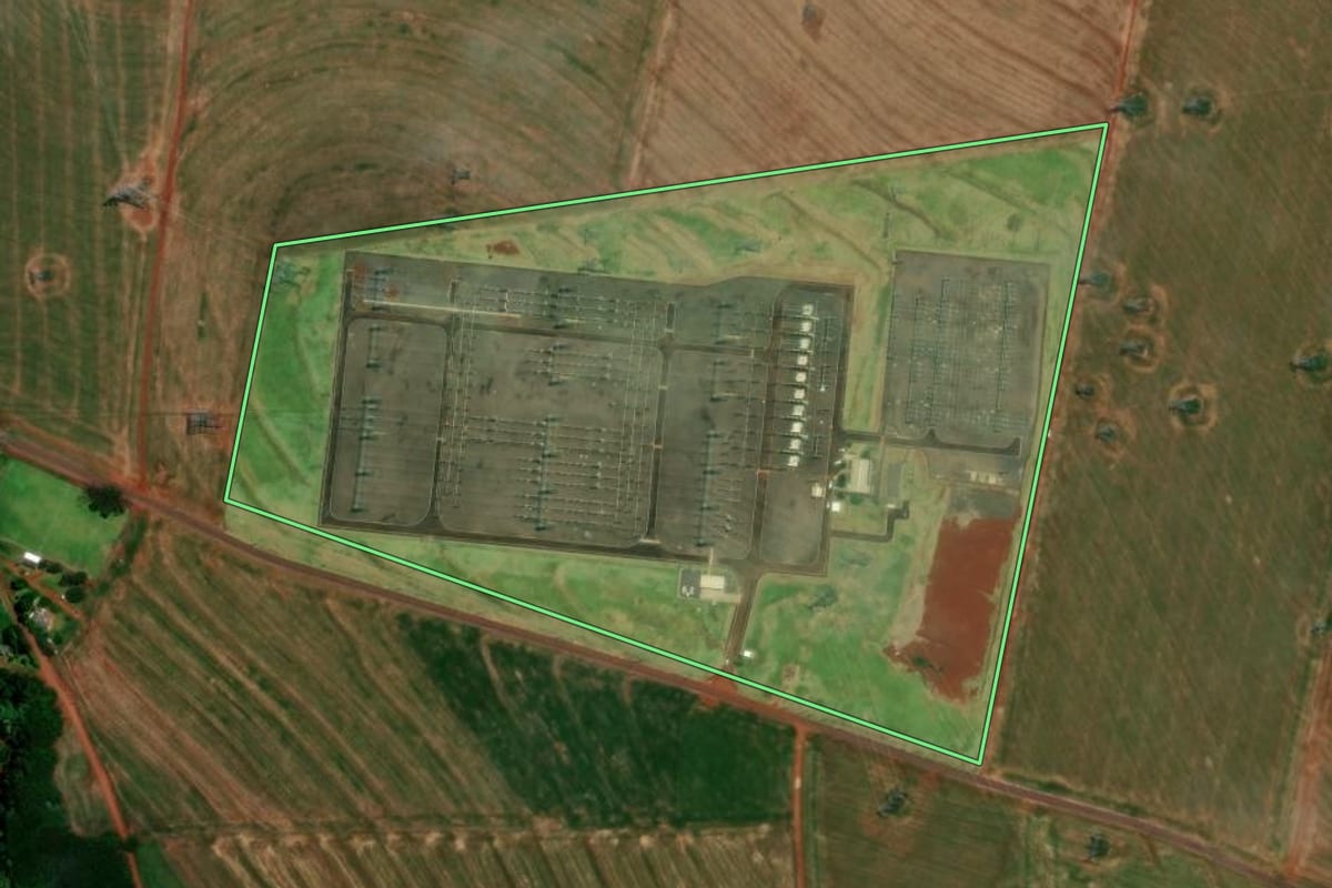Imagem de satélite do imóvel rural em Cascavel (PR), com o contorno declarado no CAR desenhado por cima.