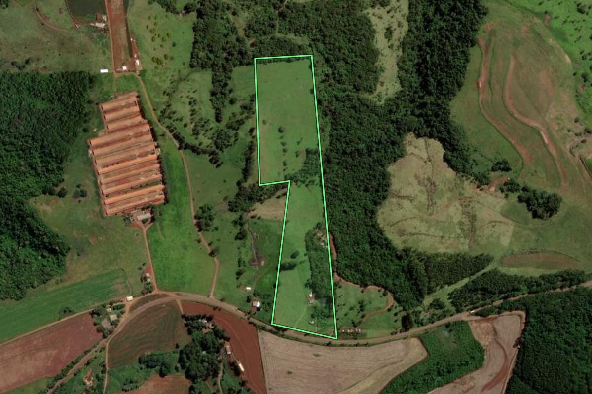 Imagem de satélite do imóvel rural em Cascavel (PR), com o contorno declarado no CAR desenhado por cima.