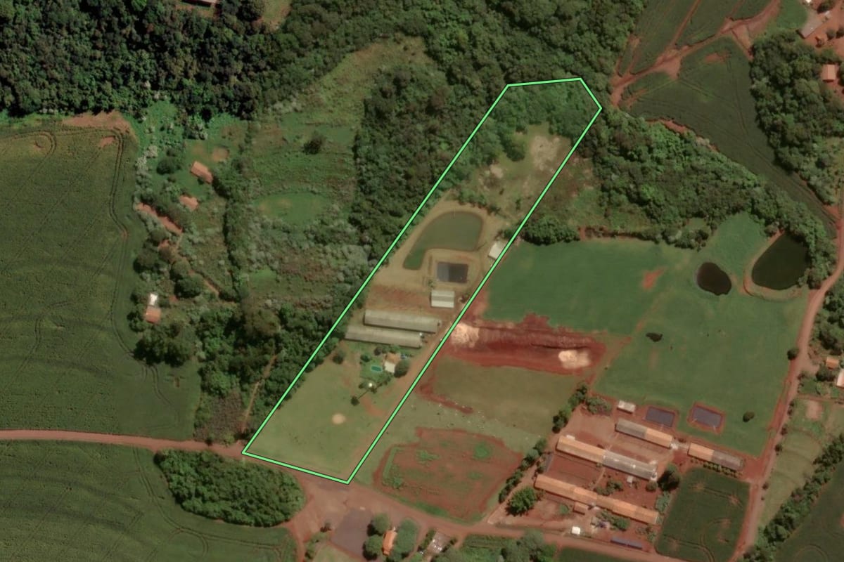 Imagem de satélite do imóvel rural em Cascavel (PR), com o contorno declarado no CAR desenhado por cima.