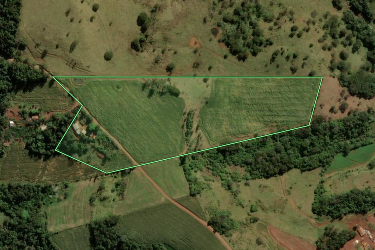 Imagem de satélite do imóvel rural em Cascavel (PR), com o contorno declarado no CAR desenhado por cima.