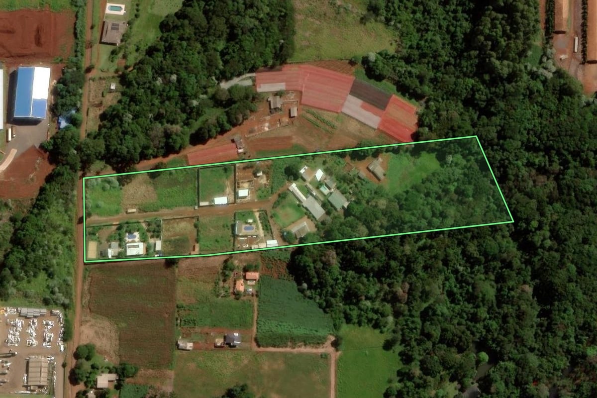 Imagem de satélite do imóvel rural em Cascavel (PR), com o contorno declarado no CAR desenhado por cima.