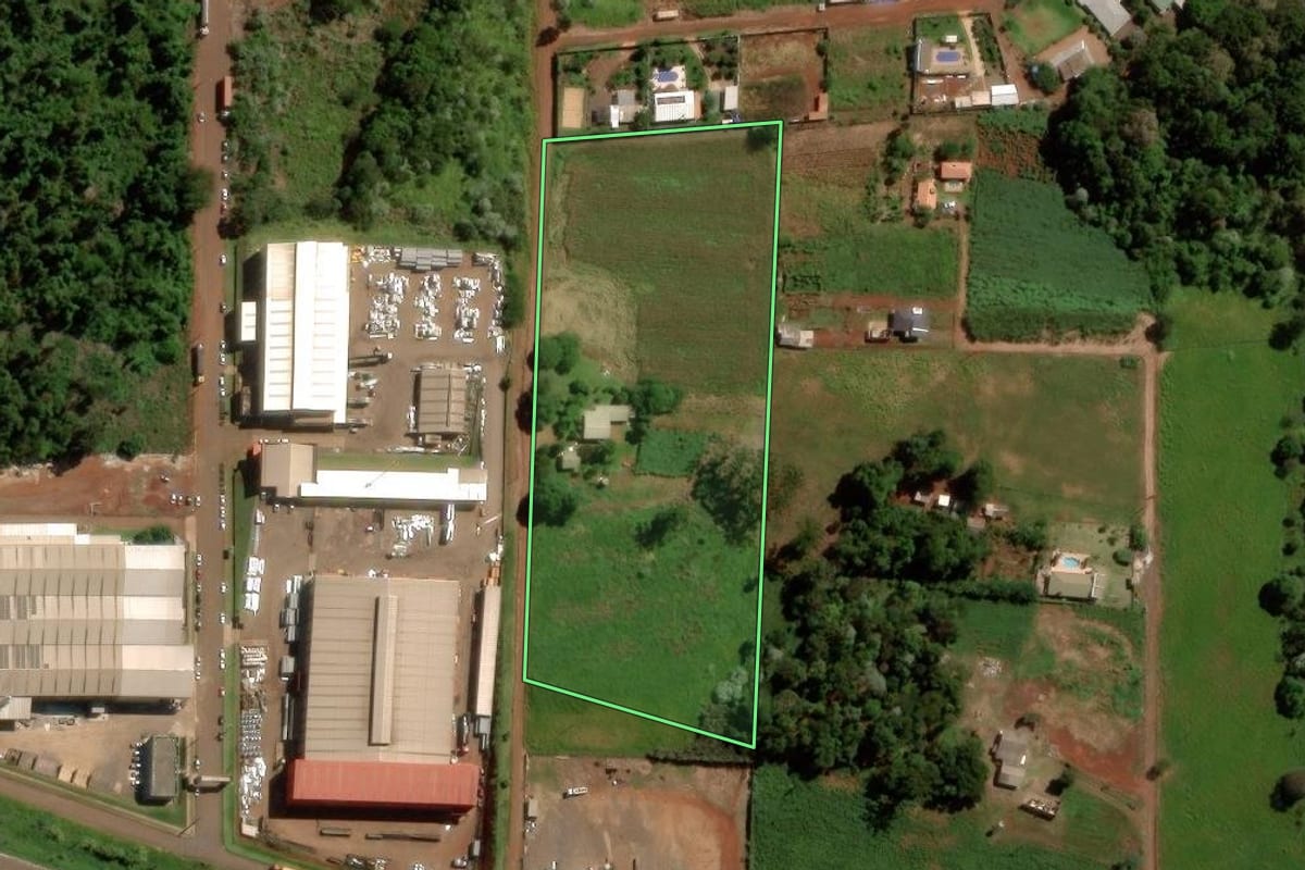 Imagem de satélite do imóvel rural em Cascavel (PR), com o contorno declarado no CAR desenhado por cima.