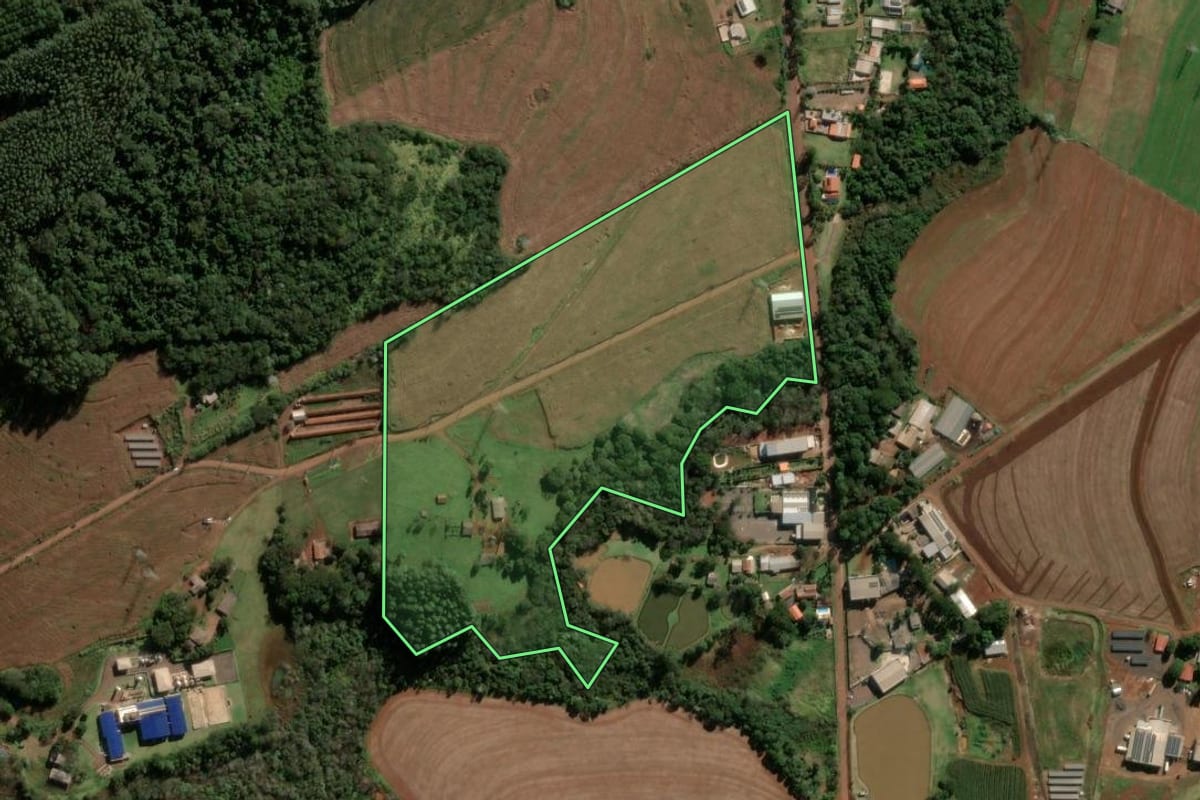 Imagem de satélite do imóvel rural em Cascavel (PR), com o contorno declarado no CAR desenhado por cima.