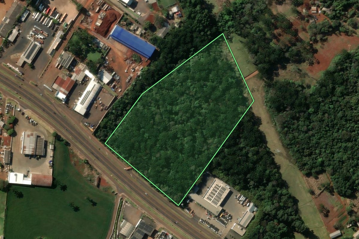 Imagem de satélite do imóvel rural em Cascavel (PR), com o contorno declarado no CAR desenhado por cima.