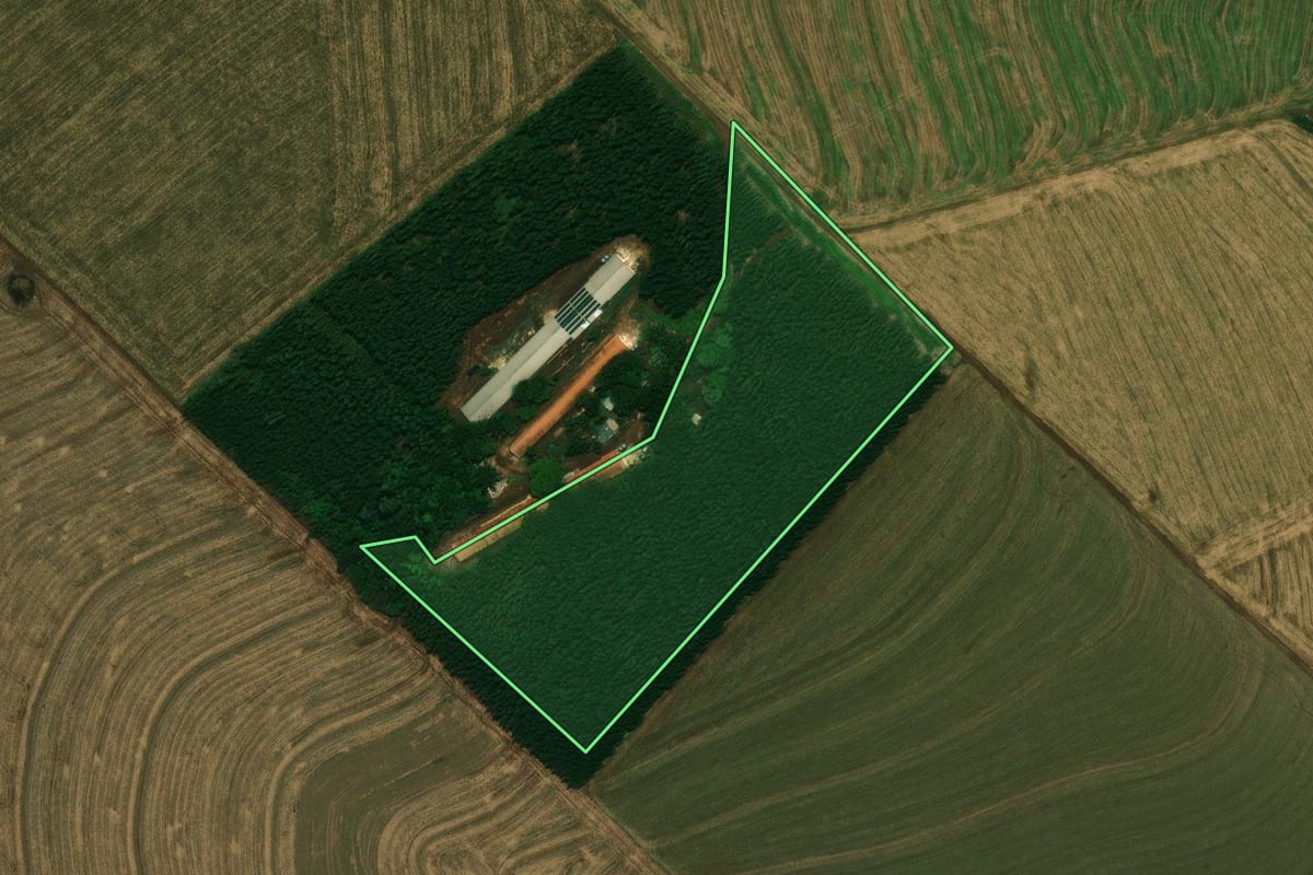 Imagem de satélite do imóvel rural em Cascavel (PR), com o contorno declarado no CAR desenhado por cima.
