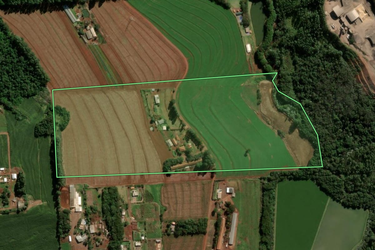 Imagem de satélite do imóvel rural em Cascavel (PR), com o contorno declarado no CAR desenhado por cima.