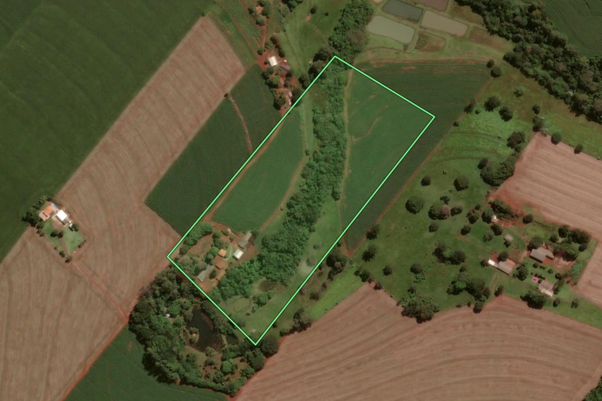Imagem de satélite do imóvel rural em Cascavel (PR), com o contorno declarado no CAR desenhado por cima.
