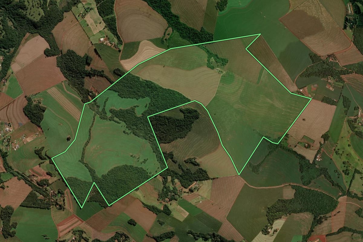 Imagem de satélite do imóvel rural em Cascavel (PR), com o contorno declarado no CAR desenhado por cima.