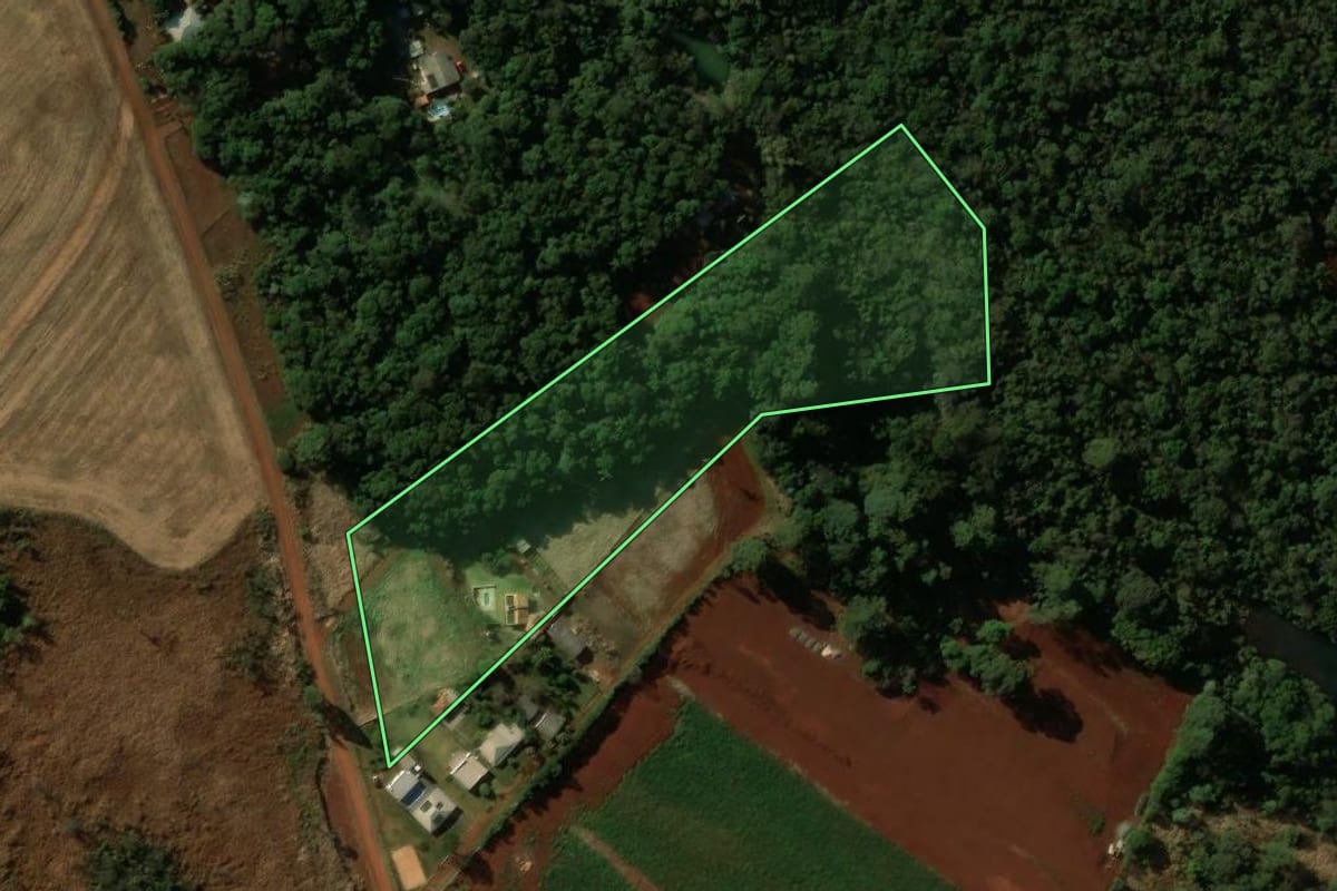 Imagem de satélite do imóvel rural em Cascavel (PR), com o contorno declarado no CAR desenhado por cima.