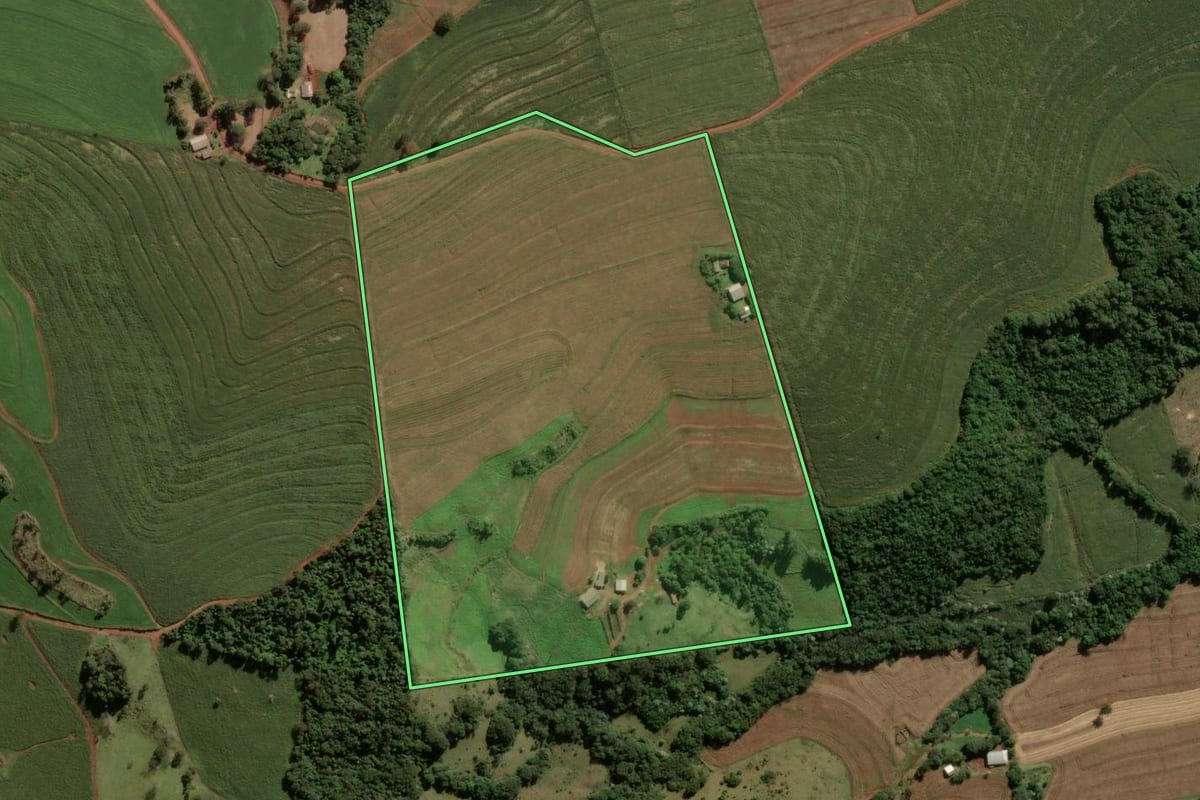 Imagem de satélite do imóvel rural em Cascavel (PR), com o contorno declarado no CAR desenhado por cima.
