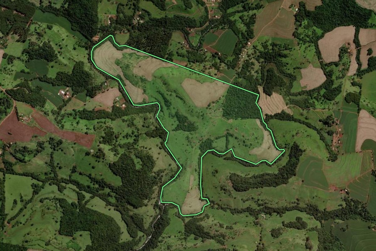 Imagem de satélite do imóvel rural em Cascavel (PR), com o contorno declarado no CAR desenhado por cima.