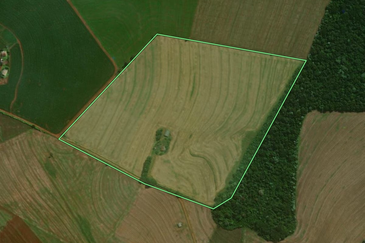 Imagem de satélite do imóvel rural em Cascavel (PR), com o contorno declarado no CAR desenhado por cima.