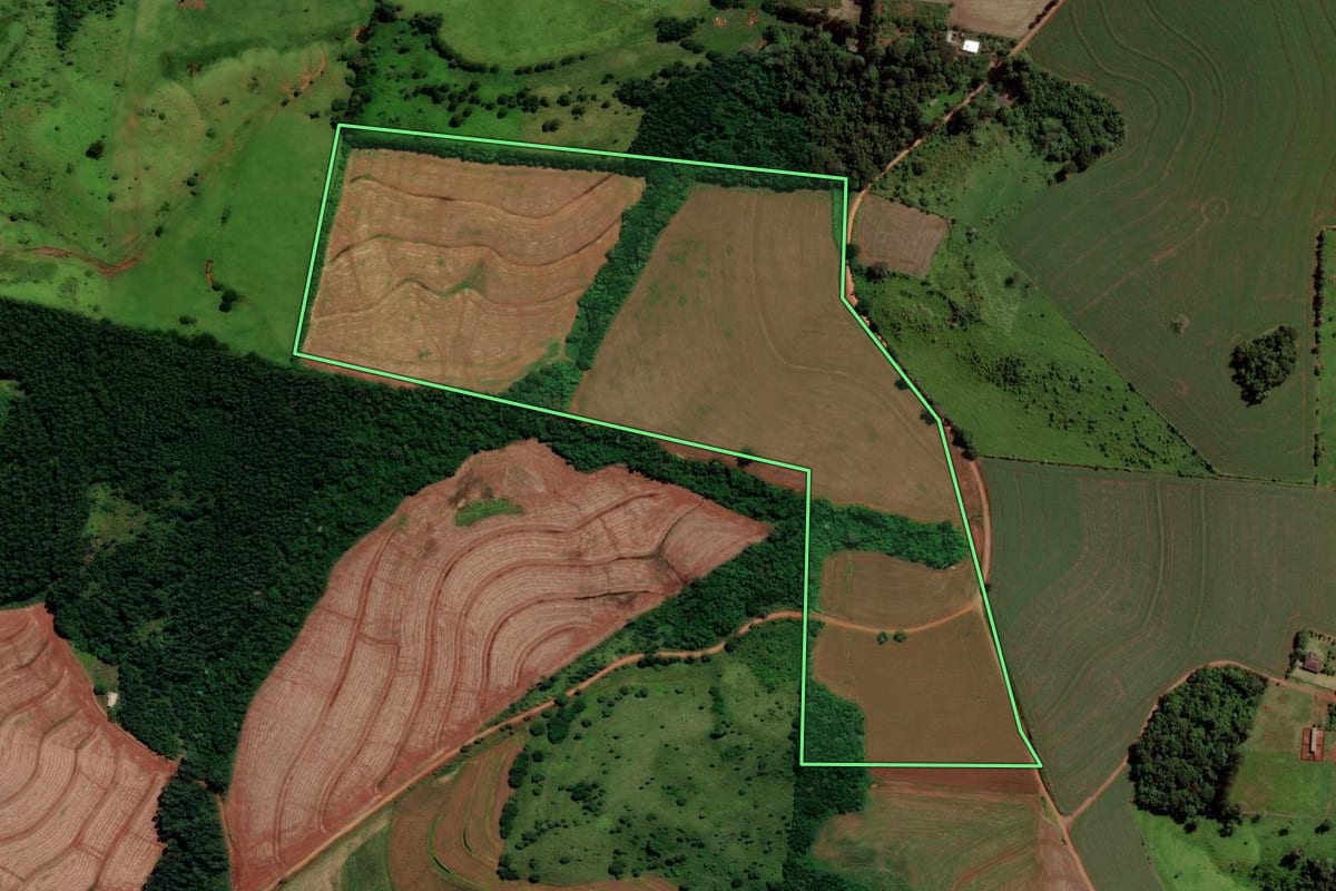 Imagem de satélite do imóvel rural em Cascavel (PR), com o contorno declarado no CAR desenhado por cima.